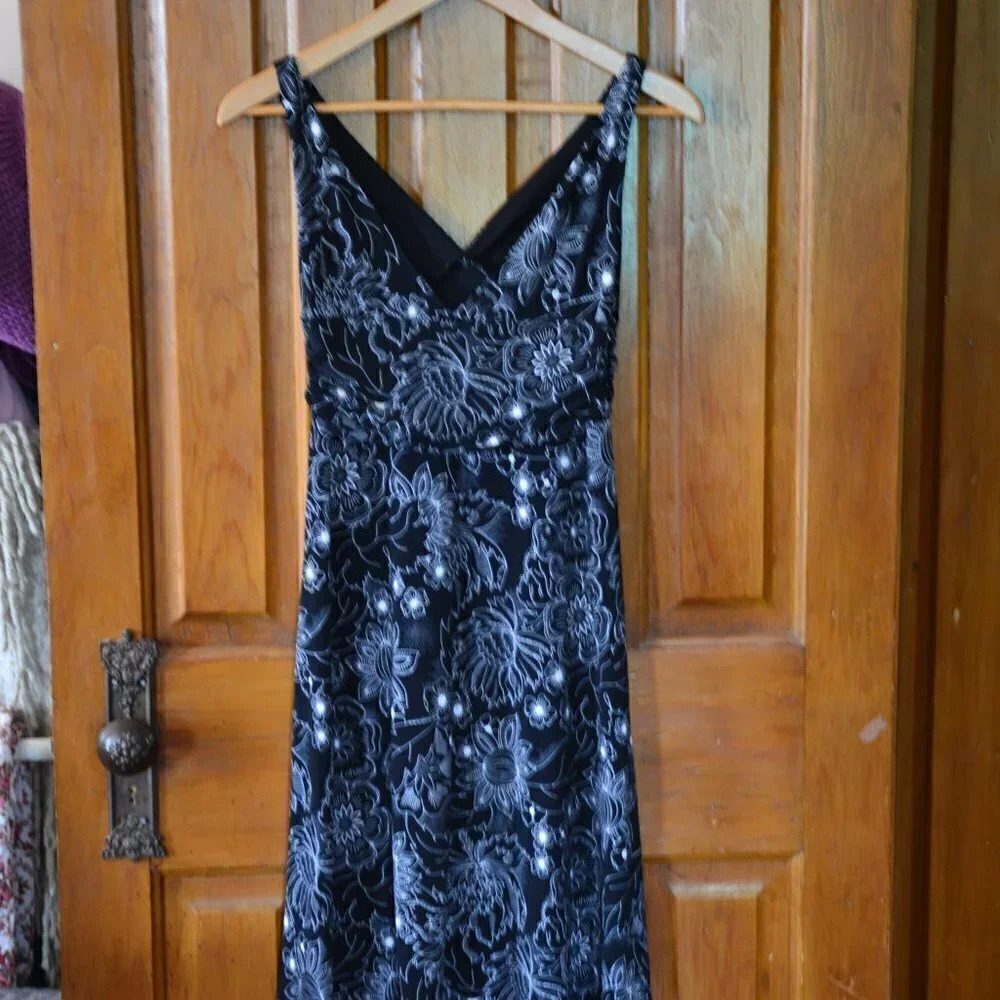 Black and White  Stretchy Dress - Picture 4 of 7